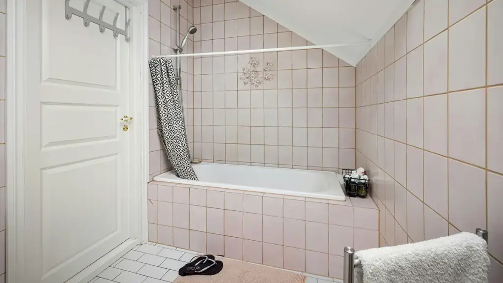 alcove bathtub