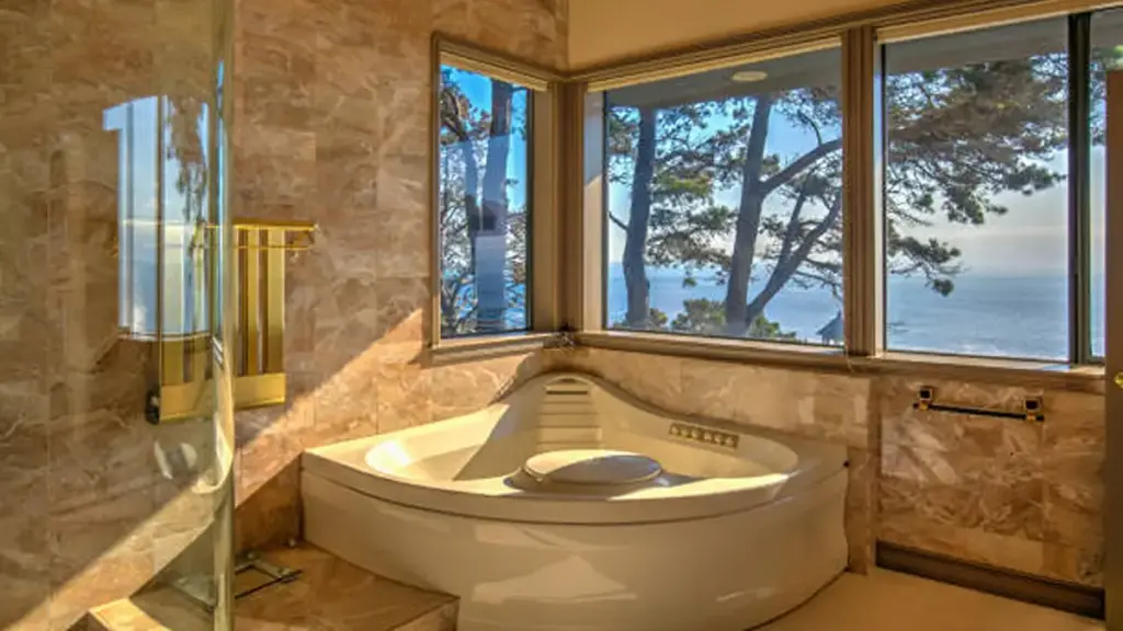 corner bathtub